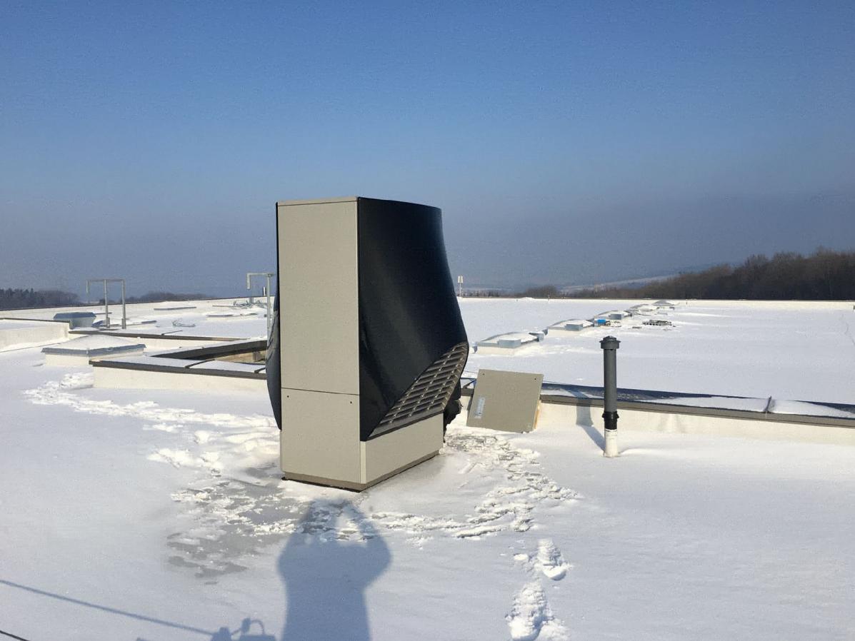 Alpha InnoTec Luft Wasser Wärmepumpe Flachdachaufstellung